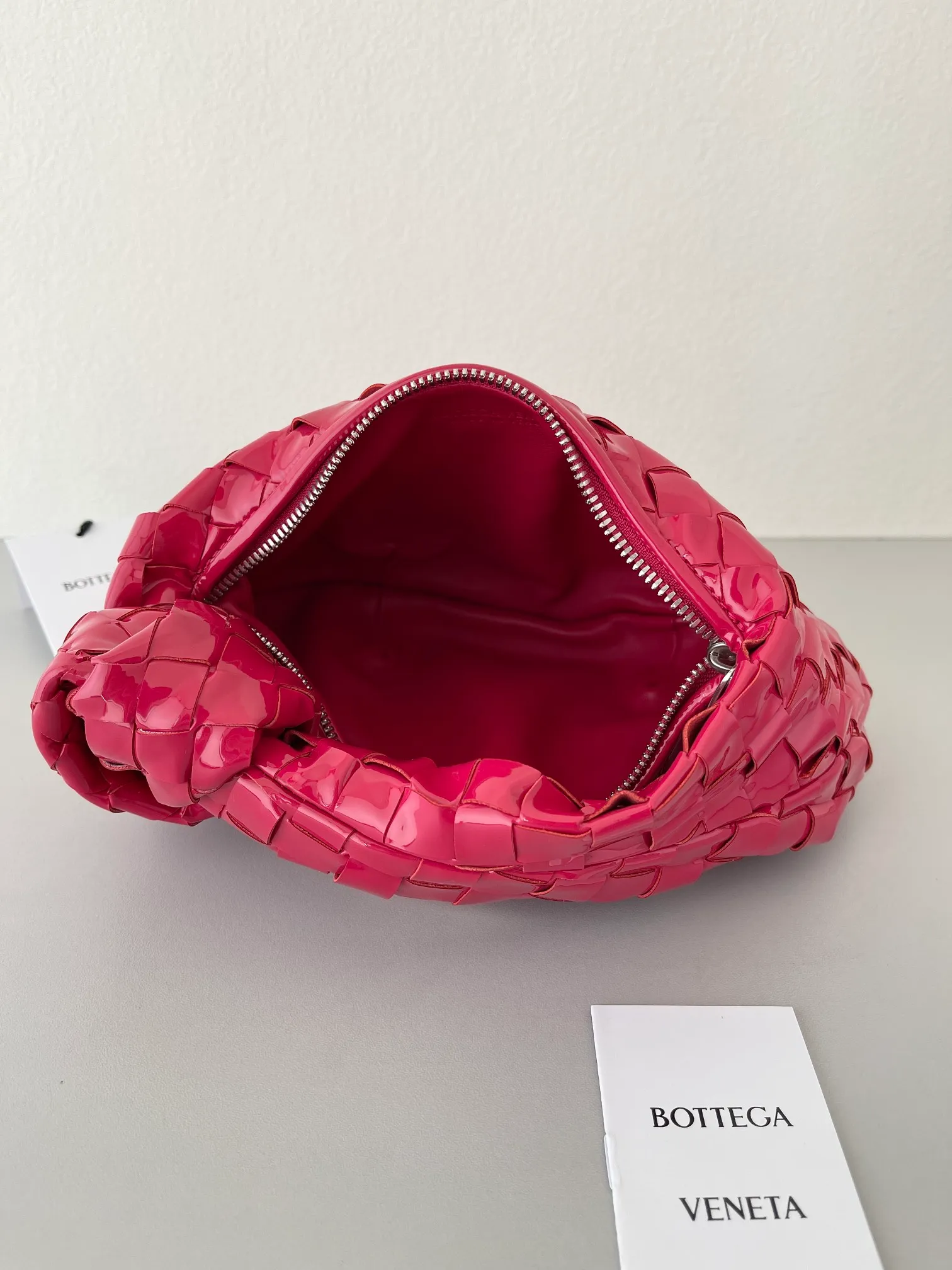 Mini Jodie Patent Leather New Color Bottega Veneta ͙.——The latest woven knotted hobo, the bag has a unique shape, is particularly practical and durable. It retains the traditional woven elements while being a little more flamboyant ~ Made of hand-woven cowhide, zipper opening and closing, curved seamless structure, effortless to match, highly recommended ⚠️⚠️⚠️ Size: 23cm*15cm*5cm